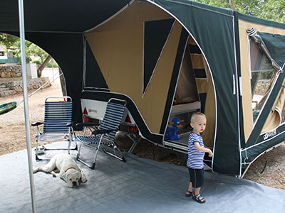 najboljsi tris otrok pes in sotorska prikolica